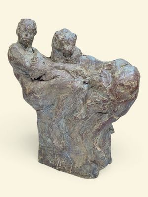statue représentant une mère et son enfant sur un rocher, sur fond blanc