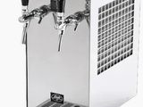 un gros plan d'un distributeur de bière sur fond blanc