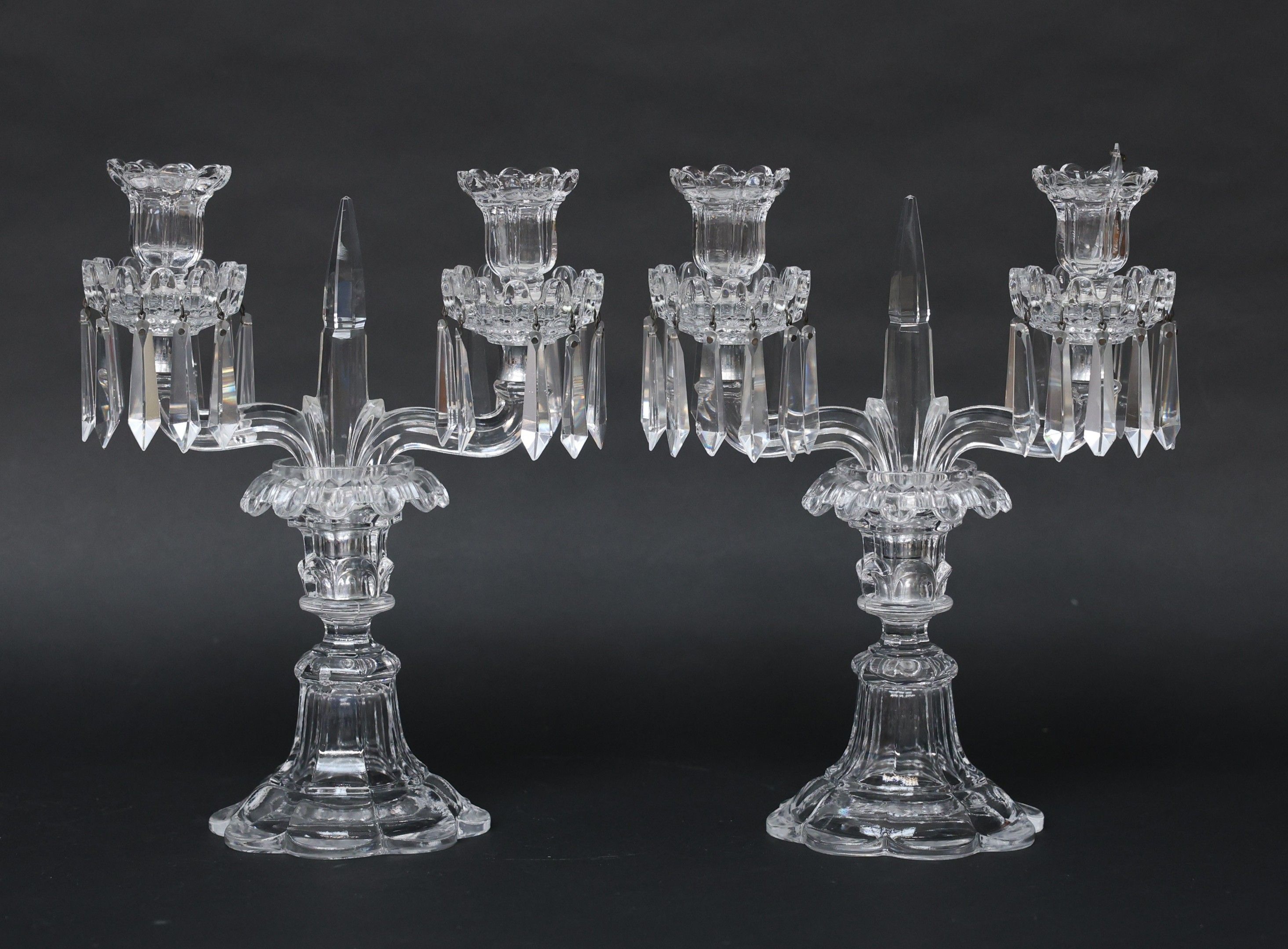SAINT LOUIS - Paire de candélabres en cristal à deux bras de…