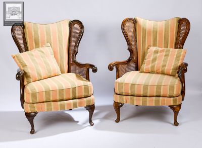 deux chaises sur lesquelles sont posés des coussins rembourrés à rayures