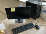 un bureau sur lequel se trouvent un ordinateur, un clavier et une souris
