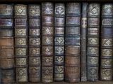 beaucoup de vieux livres dans une boîte sur l'étagère