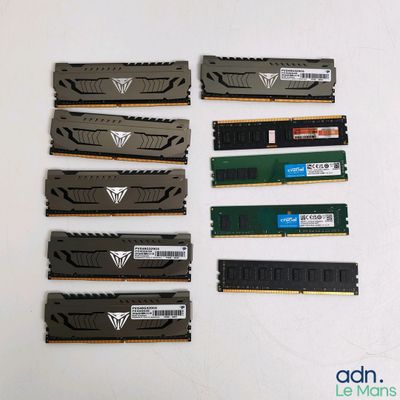 many ram modules that are sitting on a table