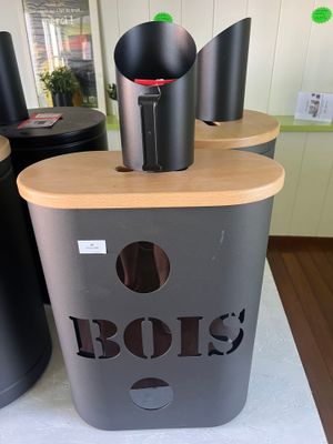 deux bacs posés sur une table
