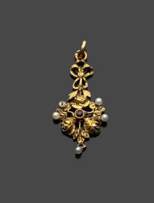 un pendentif en forme de croix en or et perles