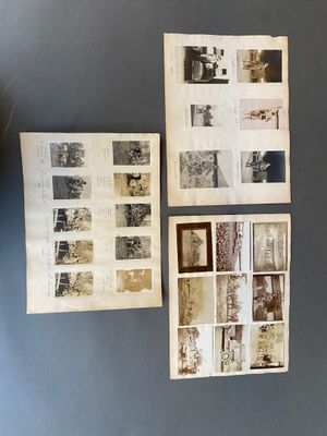 des tableaux accrochés au mur d'une pièce où se trouve une horloge