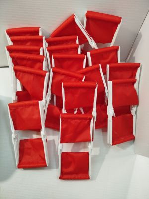 de nombreux sacs rouges et blancs posés sur une table