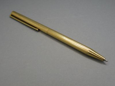 ST DUPONT. Stylo bille en plaqué or et laque de Chine.