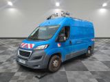 une photo d'une camionnette bleue garée dans une pièce