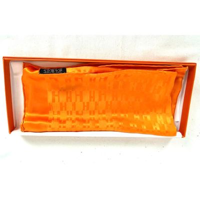 une boîte orange contenant une paire de lunettes et une paire de ciseaux