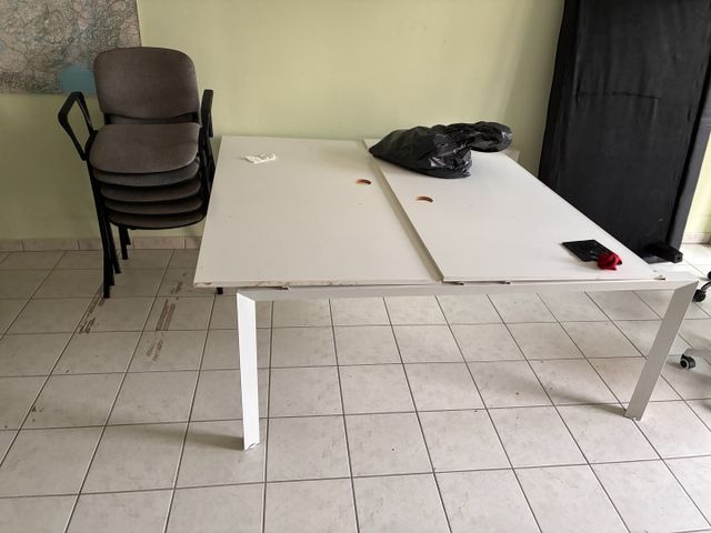 Trois fauteuils secrétaires, sept tabourets de bar (dont 3 gris u...