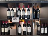 de nombreuses bouteilles de vin sur les étagères du magasin