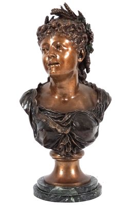 un buste antique en bronze représentant une femme, posé sur un socle en marbre