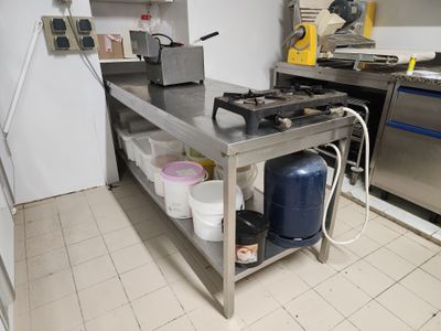 une cuisine équipée d'une cuisinière, d'un évier et d'un réfrigérateur