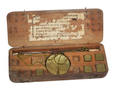 une vieille boîte en bois contenant une horloge
