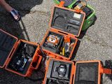 un homme qui se tient à côté d'un tas d'outils
