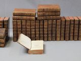 plusieurs vieux livres empilés sur une table