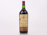 une vieille bouteille de vin posée sur une table blanche