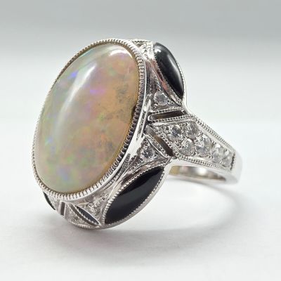 Bague OR Gris Ornee D'Une Opale DE 7 CT Environ Dans UN Ento…