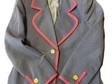 veste grise avec des bordures et des boutons roses sur fond blanc