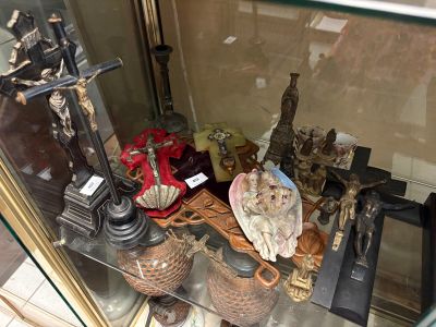 une vitrine en verre contenant divers objets religieux