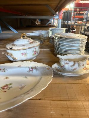 plusieurs assiettes et bols posés sur une table en bois