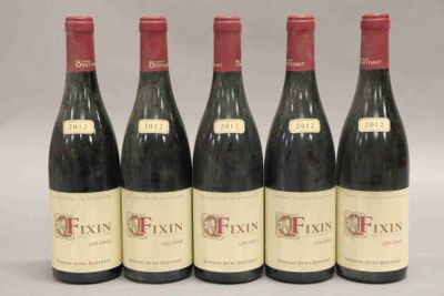 six bouteilles de vin sont alignées dans une rangée