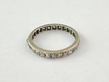 une bague en or blanc sertie de diamants