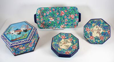 trois petites boîtes ornées de motifs, posées sur une surface blanche