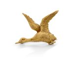 une statue dorée représentant un oiseau sur fond blanc