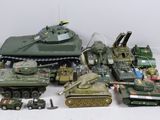 tout un tas de petits véhicules militaires miniatures posés sur une table