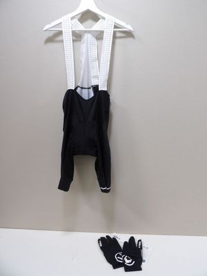 une paire de gants et une chemise suspendus à un cintre