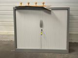 un skateboard posé sur une armoire dans un garage