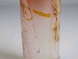 un verre orné d'un motif rose et jaune