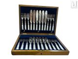 un coffret en bois contenant de l'argenterie