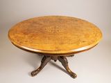 une table ronde avec un plateau en bois et des pieds en métal