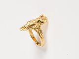 une image représentant une bague en or ornée d'une abeille