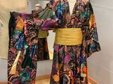 deux kimonos colorés exposés dans une pièce avec un mannequin