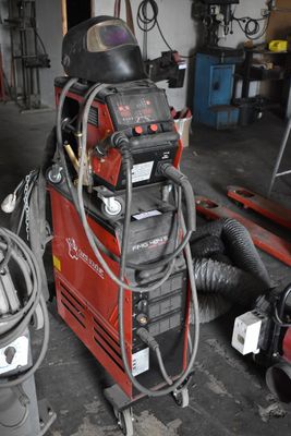 une photo d'une soudeuse dans un garage