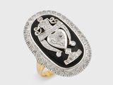 une image représentant une bague en noir et blanc surmontée d'une couronne