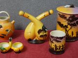 de nombreux vases et tasses de toutes sortes posés sur une table rouge