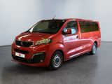 La petite camionnette rouge est garée dans une grande pièce.
