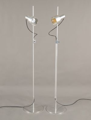 une paire de lampadaires en chrome et en verre