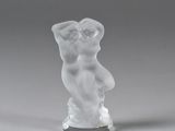 une image représentant une figurine en verre représentant une femme sur un socle