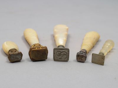 cinq poignées en ivoire sculpté, ornées de motifs sculptés