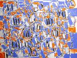 un tableau bleu et orange accroché au mur d'une pièce