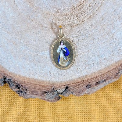 Gros plan sur un collier portant l'image d'une femme