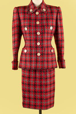 un tailleur-jupe à carreaux rouges et noirs sur un mannequin