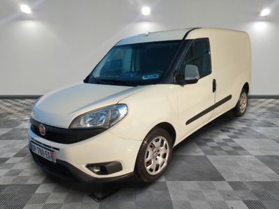 la camionnette blanche est garée sur un sol carrelé en damier