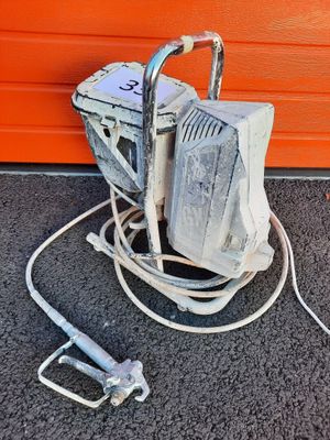 a small machine that is sitting on the ground next to a wall
